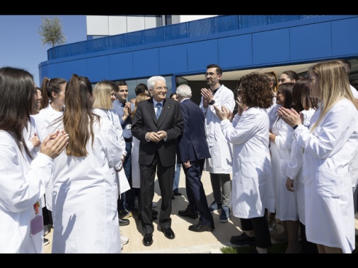 Mattarella, le famiglie stentano, i salari sono insufficienti