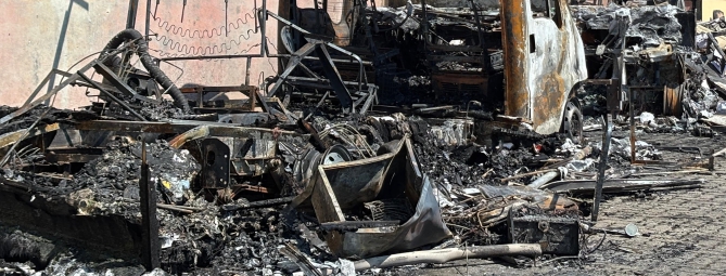 Fiamme e paura, bruciati due camper nella notte