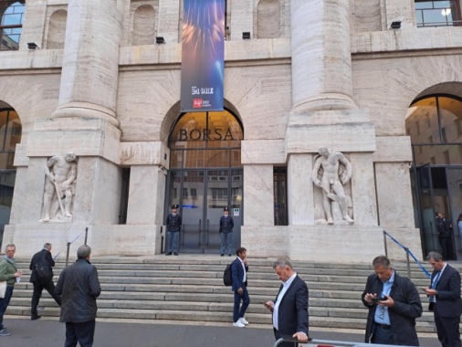 Borsa: Milano scivola (-1,35%), pesano le banche, bene Recordati