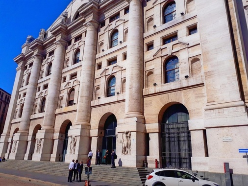 Borsa: Milano chiude in ribasso, -0,71%