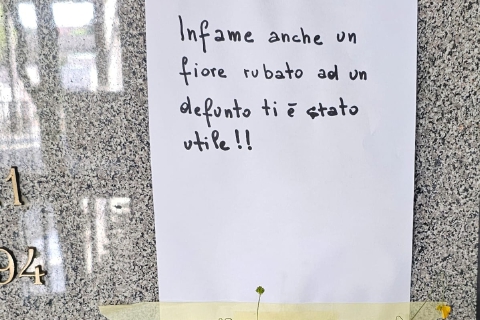 Via i fiori dal cimitero: «Ladri, vergogna»