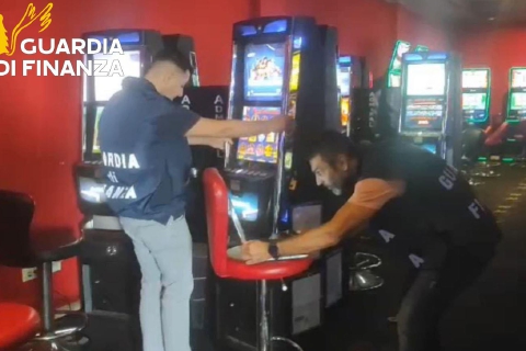 Slot machine accese fuori orario: sanzionati 16 gestori nel Varesotto