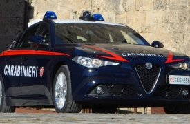 Scappa dai carabinieri, poi colpisce un militare e gli strappa i pantaloni