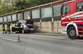Incendio e ribaltamento, pomeriggio di incidenti sull’A8