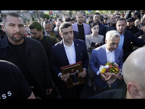 Romania, Simion al seggio con Georgescu,'per la democrazia'