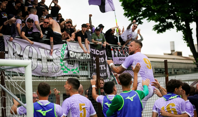 I lilla gioiscono sotto la curva per celebrare la salvezza con i propri tifosi (foto Giovanni Muroni/SCATTOGRAFIA)