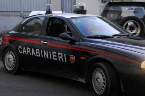 Cade dal secondo piano. Morto 65enne cinese