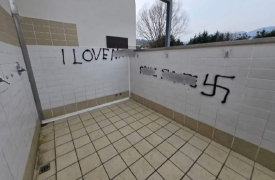 Svastica e scritte alla piscina di Lavena Ponte Tresa