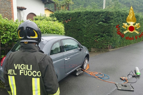 Auto contro muro provoca una fuga di gas