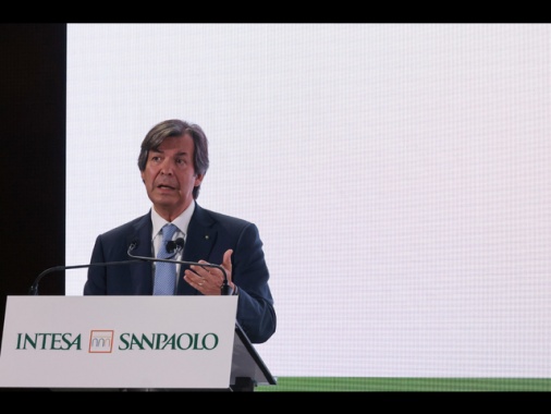 Intesa oltre le attese, utile del trimestre a 2,6 miliardi