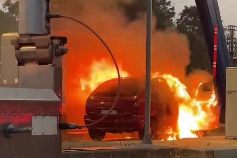 Auto in fiamme all’uscita dell’autostrada