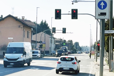 Semaforo rosso, ma passano tutti