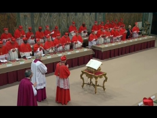 Cardinali nella Paolina, al via i riti del conclave