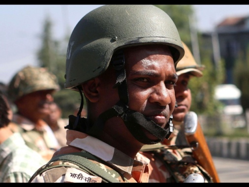 Forti esplosioni all'aeroporto indiano di Jammu in Kashmir
