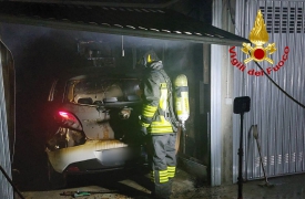 Rogo nel box, auto divorata dalle fiamme