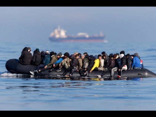 Governo Gb prepara stretta sui migranti, visti meno accessibili