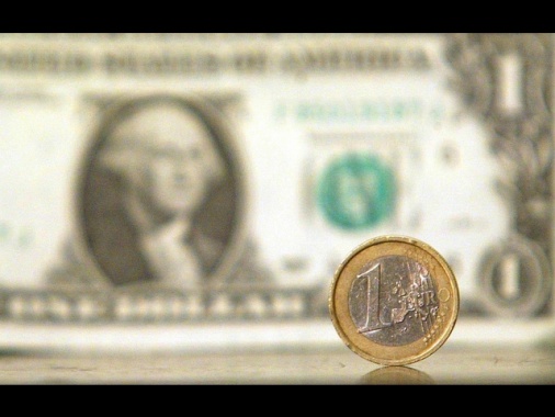 Il dollaro arretra dopo Moody's, l'euro sale a 1,1195