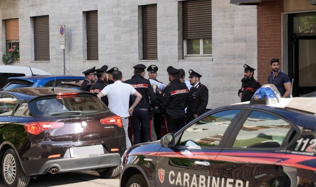 Il luogo del delitto e gli inquirenti (foto Blitz)