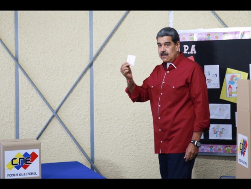 Venezuela: elezioni, schiacciante vittoria del partito di Maduro