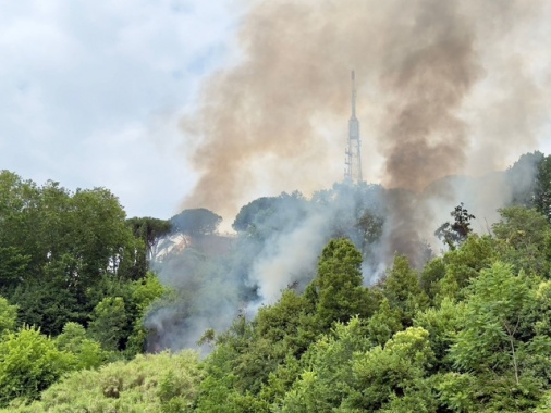 Fiamme su collina Monte Mario a Roma, chiuse alcune strade