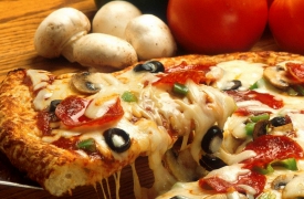 Prende la pizza e scappa: «Avevo bevuto, non ero lucido»