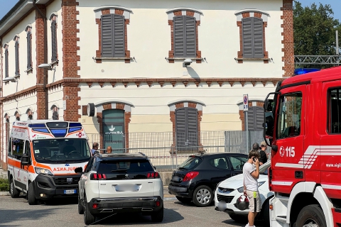 «Mi ha detto di chiamare il 118, un attimo dopo era sui binari»