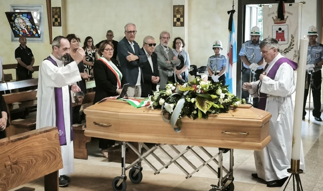 Il funerale celebrato nella  chiesa parrocchiale della Sacra Famiglia  (foto Domenico Ghiotto)