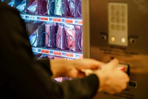 Con monete false “sbancava” il distributore automatico