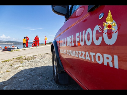 Bimba di 10 anni scompare mentre fa il bagno nel lago