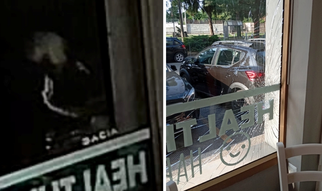 Qui a lato i danni causati alla vetrina dal ladro che ha tentato di entrare nel bar Sotto proprio lui ripreso dalle telecamere di videosorveglianza