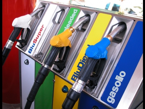 Benzina torna sopra 1,7 euro al litro con attacchi Israele-Iran