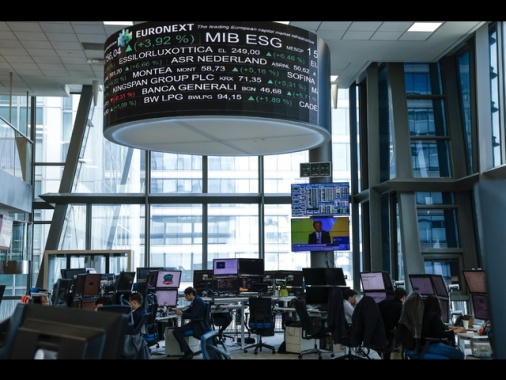 Borsa: Milano debole (-1,2%) con l'Europa e Wall Street