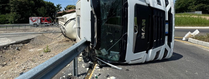 Autoarticolato si ribalta: disagi al traffico a Vergiate
