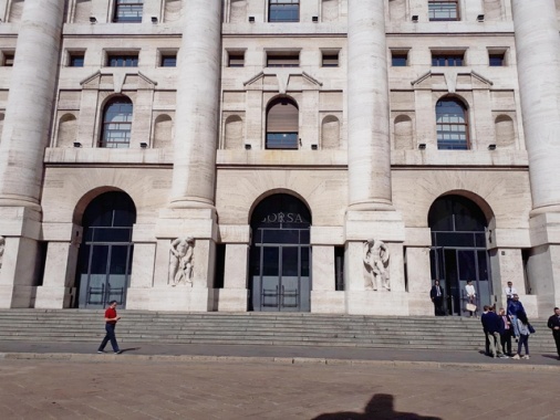 Borsa: Milano chiude poco mossa (+0,08%), brilla Tim