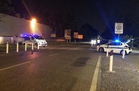 Vede gli agenti, lascia lo zaino con la droga e fugge