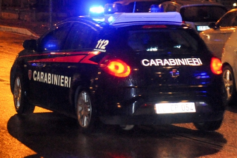Ladri in fuga, carabiniere quasi investito, minacce col cacciavite: un arresto