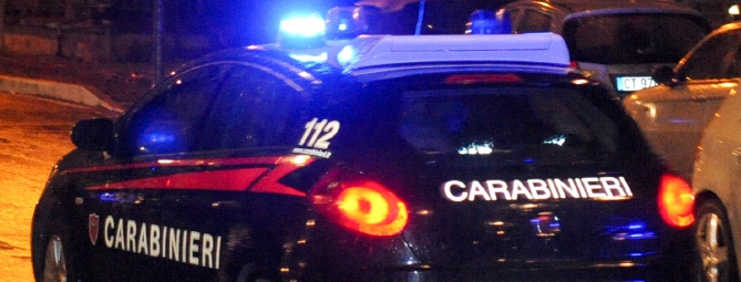 Ladri in fuga, carabiniere quasi investito, minacce col cacciavite: un arresto