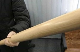 Lite per la spazzatura, tenta di colpire il vicino con una mazza da baseball