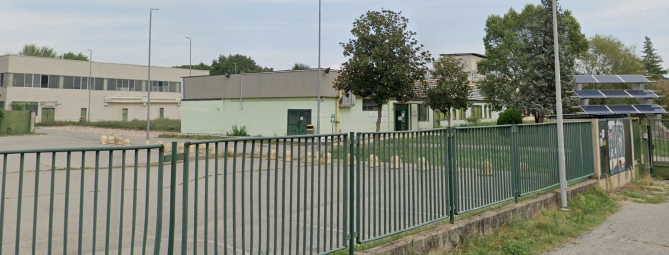 Entrano a scuola, danneggiano e rubano due tablet