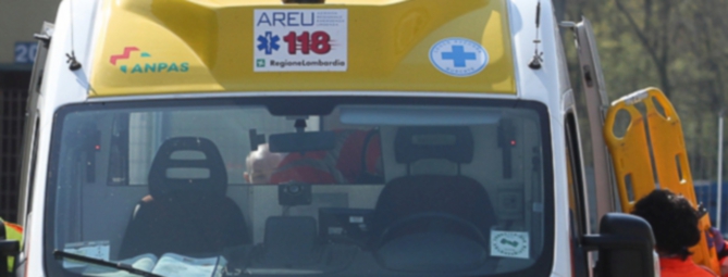 Tragedia in strada, si accascia al suolo e muore