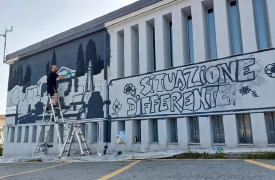 La scuola chiude: cimitero disegnato sul muro per protesta