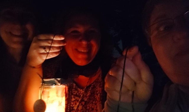 Lanterne di notte nel bosco alla Rasa