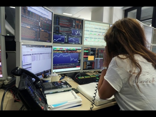 Borsa: Milano si consolida a +0,4% con Generali, Unipol, Tim