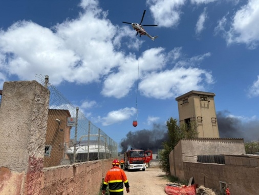 Rogo alla periferia della Maddalena, evacuazioni via mare