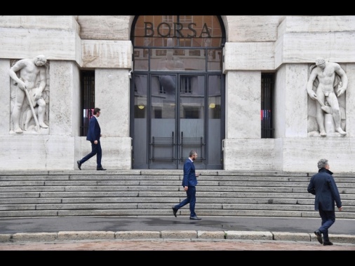 Borsa: Milano chiude in rialzo, +0,67%