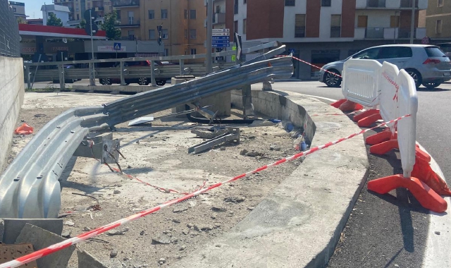 Il punto dove è avvenuto l’incidente all’intersezione tra la bretella e la rotatoria di largo Flaiano, in uscita dall’autostrada (foto Blitz)