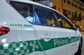 Urla e si spoglia in piazza Monte Grappa: mezzanotte agitata a Varese