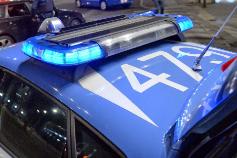 Minaccia di uccidersi e aggredisce i poliziotti: manette