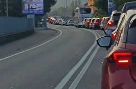Lavori in notturna in viale Borri, tutti in coda