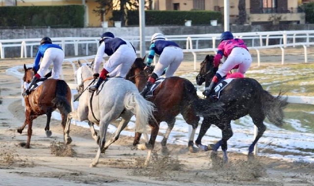 Corsa sulla pista in sabbia alle Bettole (foto Archivio)